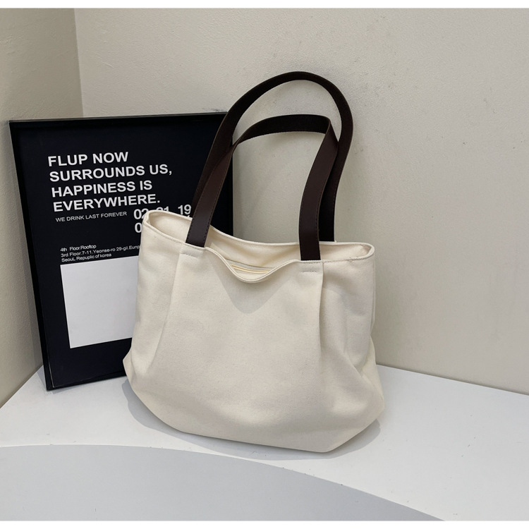 A new 2025 fashionable and simple single-shoulder bag, a light and casual shopping handbag, and a niche Korean-style college student commuting bag Application Scenario