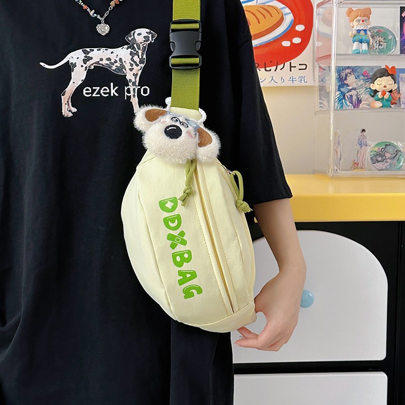 A new Korean-style canvas letter crossbody bag for women, featuring a casual, simple and lightweight design, is fashionable and versatile for commuting full figure