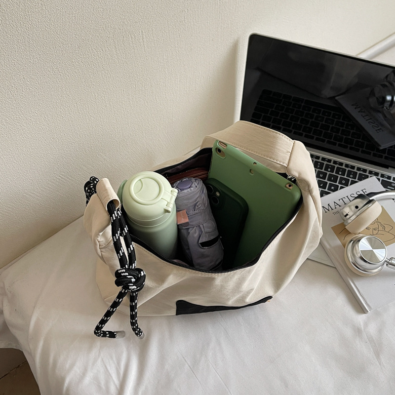 The new Japanese-style cute cat tote bag with a high-end feel is a casual, simple, lightweight and versatile crossbody bag for commuting Application Scenario
