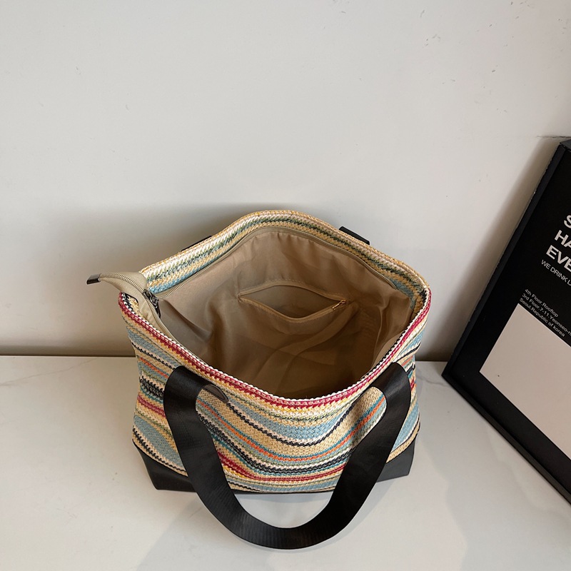Rainbow woven bag, women's large-capacity straw woven bag, summer seaside leisure vacation commuting single-shoulder tote bag, beach bag Application Scenario