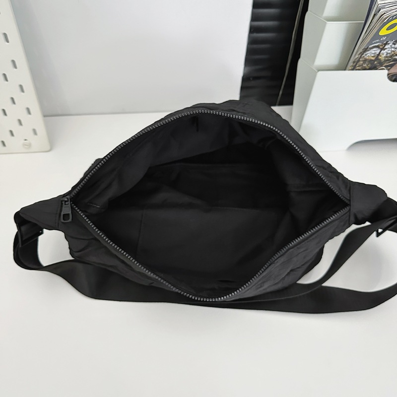 The new Japanese shark backpack is a versatile large-capacity backpack for couples and a trendy single-shoulder bag for men's casual travel Application Scenario