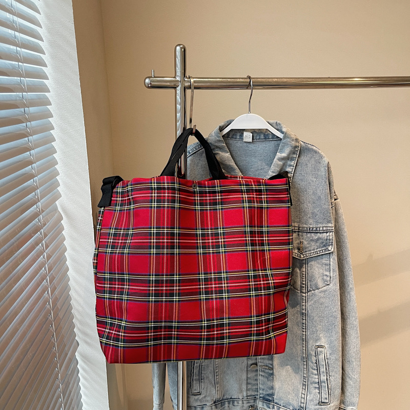 A new popular Korean niche artistic checkered large-capacity tote bag, a casual and versatile single-shoulder bag for female students during class Application Scenario