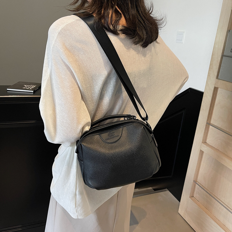 The 2025 new women's handbag is a high-end, fashionable and versatile single-shoulder crossbody bag with a PU small bag and a textured shell bag details Picture