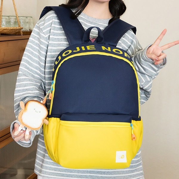 The 2024 new color contrast cute children's lightweight backpack for girls, a mini backpack with high appearance level for shopping and traveling full figure