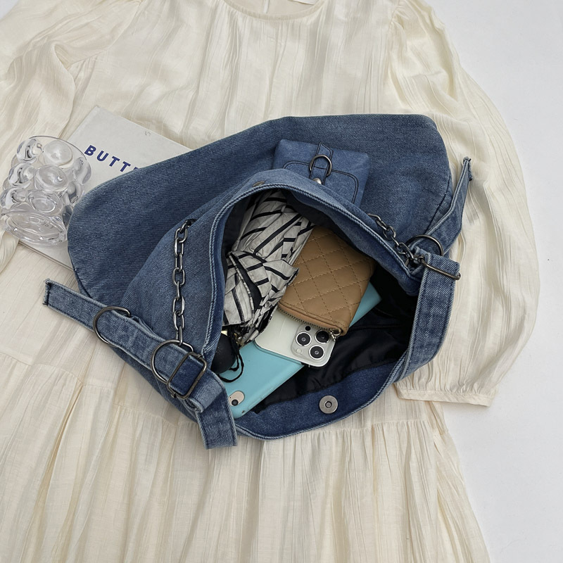 A niche design Harajuku style large-capacity casual retro denim underarm bag for women, 2024 new commuter tote bag for women Application Scenario