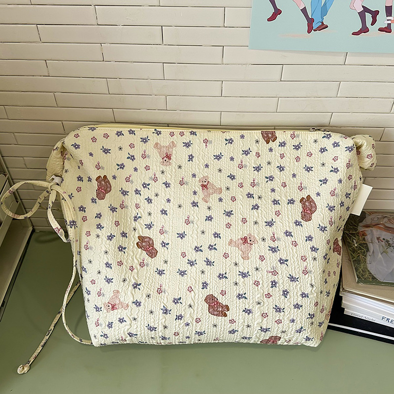 Korean ins cartoon embossed single-shoulder bag, women's large-capacity versatile tote bag, fashionable beach vacation handbag Specification drawing