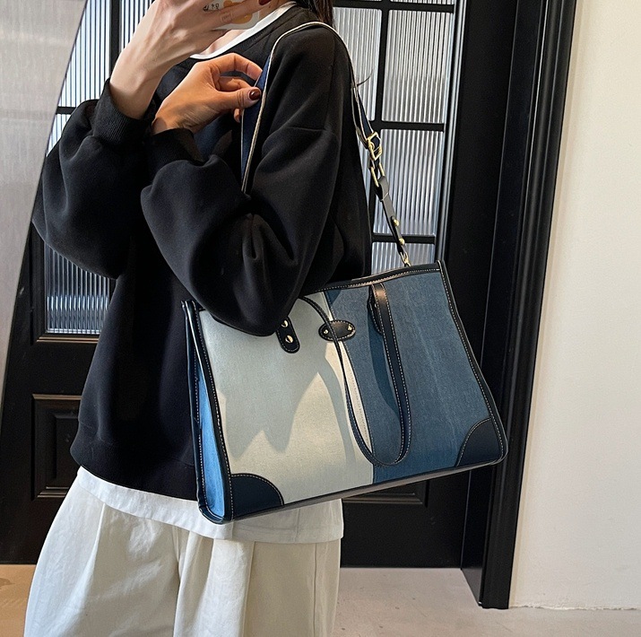 Denim bag for women, large capacity 2025 new spring/Summer versatile casual single-shoulder bag, college student tote bag for class full figure