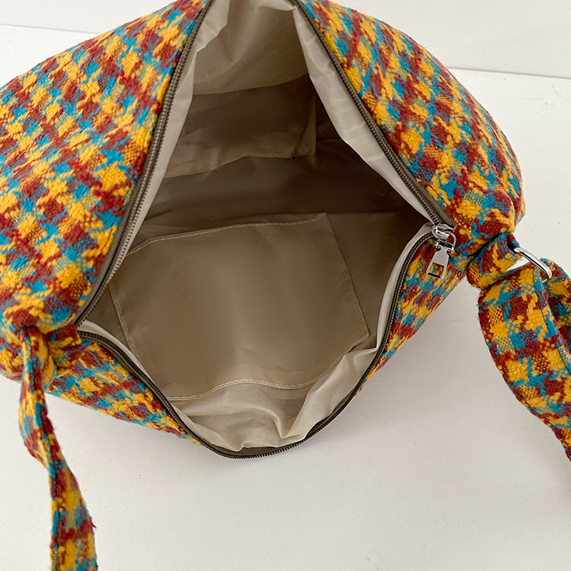 A fashionable Korean-style crossbody bag for women with a thousand bird check pattern, a versatile and personalized commuter bag for women, and a large-capacity retro check single-shoulder bag Application Scenario
