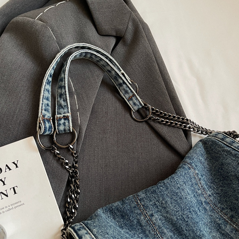 Retro casual denim bag for women, new high-end chain shoulder bag, large-capacity commuter tote bag, crossbody Application Scenario