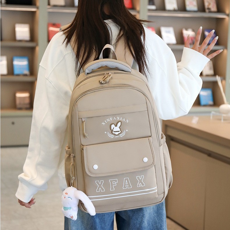 This new schoolbag is a lightweight backpack for girls in the Korean style with multiple compartments and a high level of appearance, suitable for primary and secondary school students in grades three to six details Picture