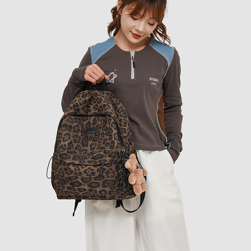 New autumn and winter backpack with large capacity, retro leopard print, European and American style, trendy backpack for casual outings Application Scenario