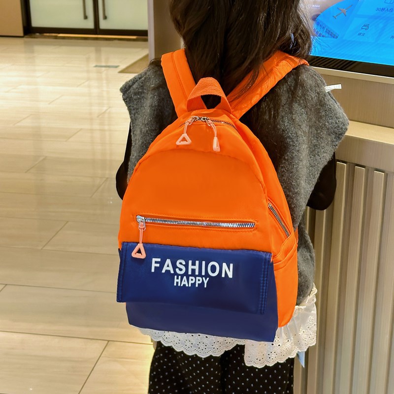 New winter children's color-blocking backpacks in Korean style, large-capacity schoolbags for primary school students, and backpacks for kindergarten outings Application Scenario