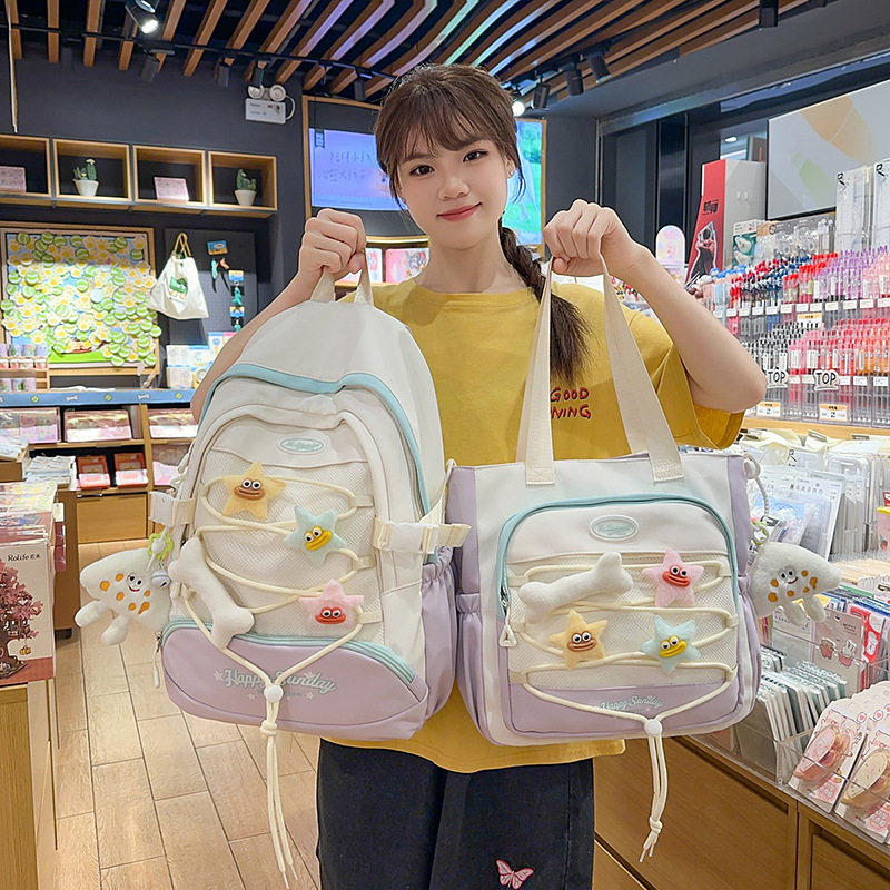 The new high-appearance-level college style backpack for junior and senior high school students is fresh, cute, casual, simple and has a large capacity full figure