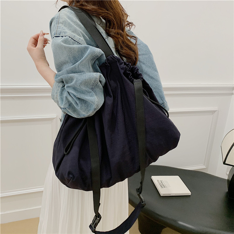 Japanese-style large-capacity single-shoulder bag, fashionable and lightweight tote bag, drawstring laid-back style pleated crossbody bag, simple and casual bag full figure
