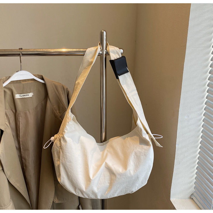The 2025 new soft-faced pleated large-capacity tote bag is a simple and versatile single-shoulder bag with a casual Korean-style commuting crossbody Application Scenario