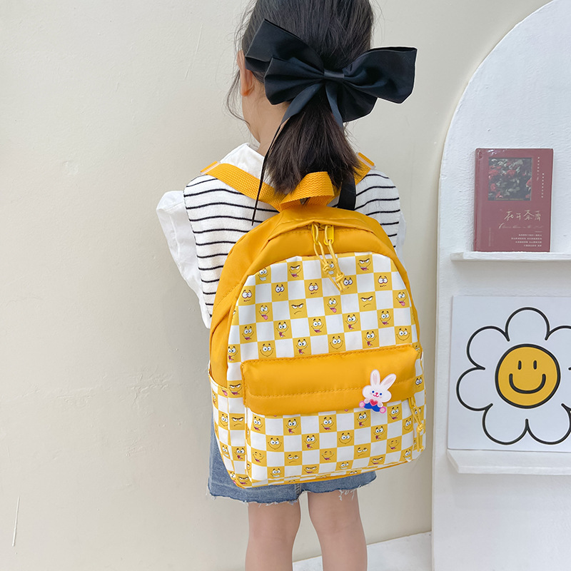 New Korean-style fashionable checkered Instagram backpacks for kindergarten students, stylish travel backpacks for boys and girls Application Scenario