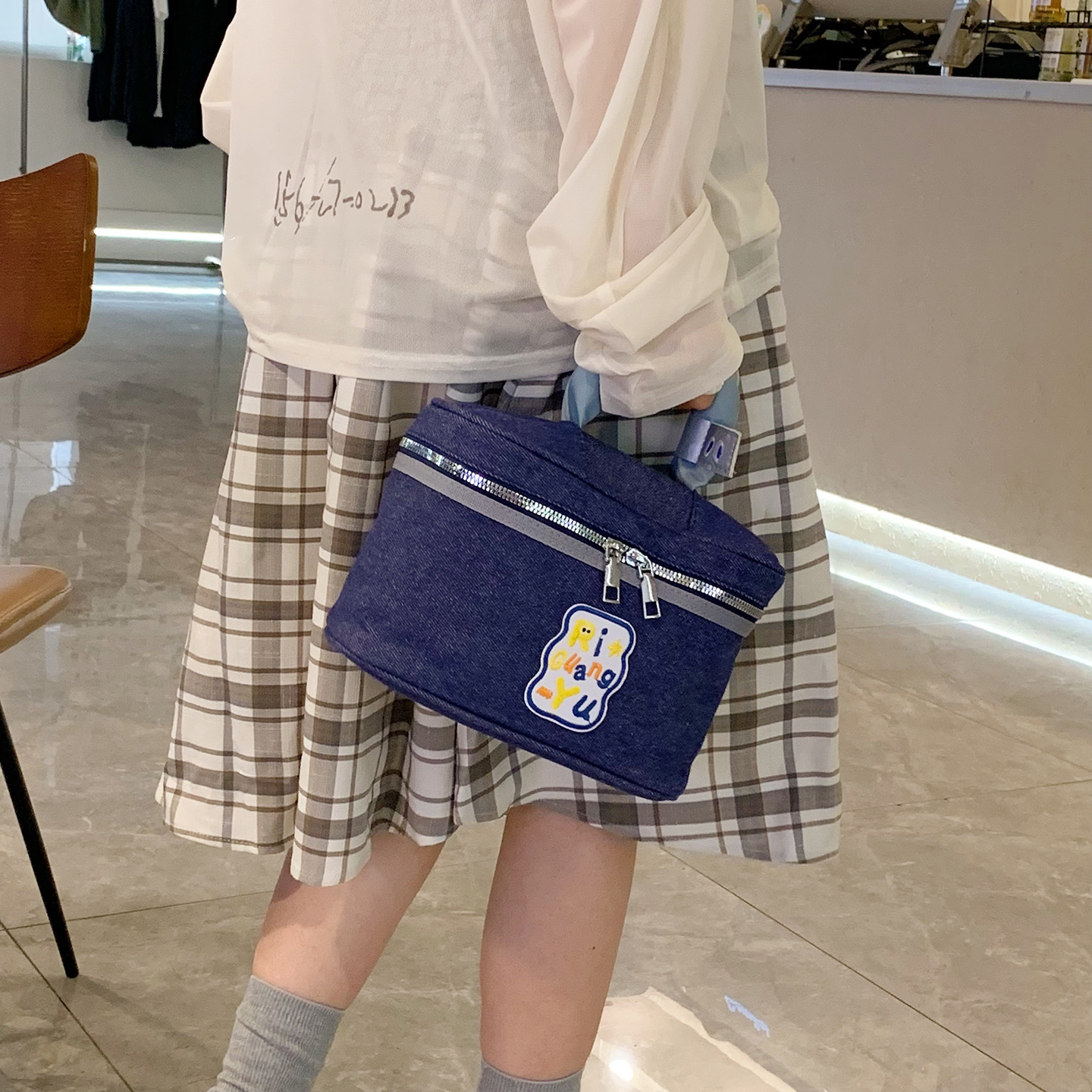 A new high-appearance-level Korean Instagram fresh and sweet candy-colored bag, a simple, lightweight and versatile handbag for women with contrasting colors details Picture