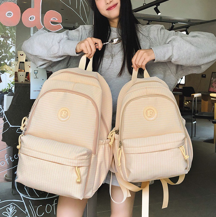 2025 New college-style schoolbag, a large-capacity backpack for junior high school girls, and a simple casual backpack for high school and college students full figure