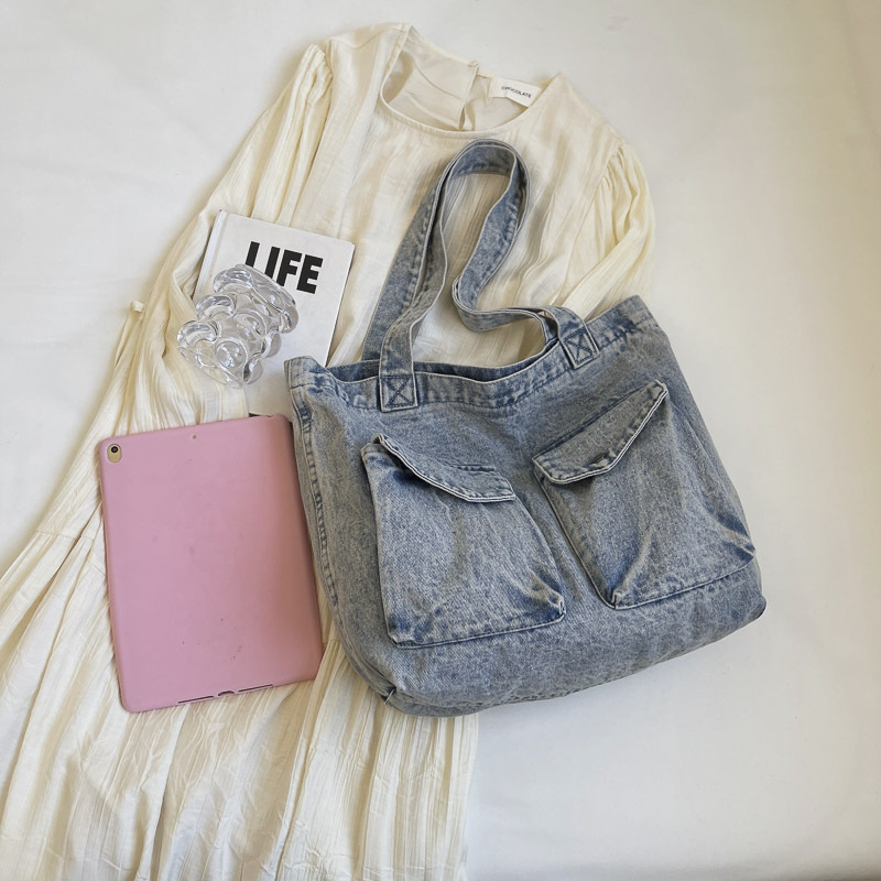 2025 Trendy and laid-back denim bag, fashionable and versatile, simple single-shoulder bag, tote bag, Japanese student class bag Application Scenario