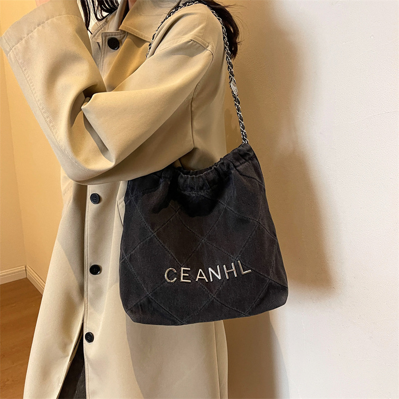 2024 New Korean-style denim large-capacity bag, women's diamond-shaped chain, high-end commuting single-shoulder bag for women details Picture