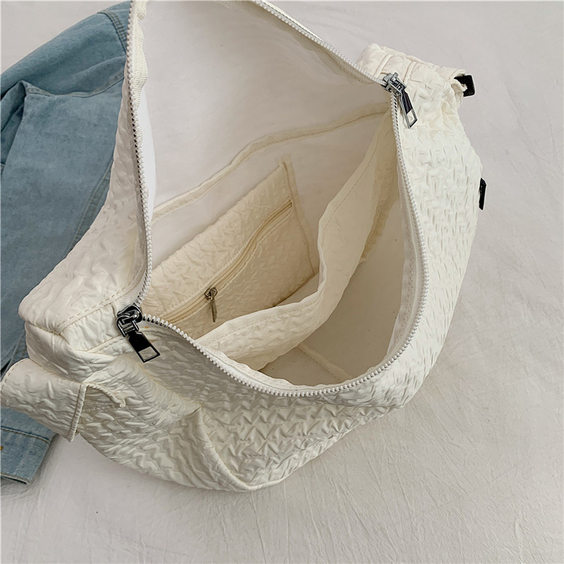 The laid-back and simple Tote crossbody bag for women is a new spring 2025 casual solid color artistic style single-shoulder crossbody bag Application Scenario