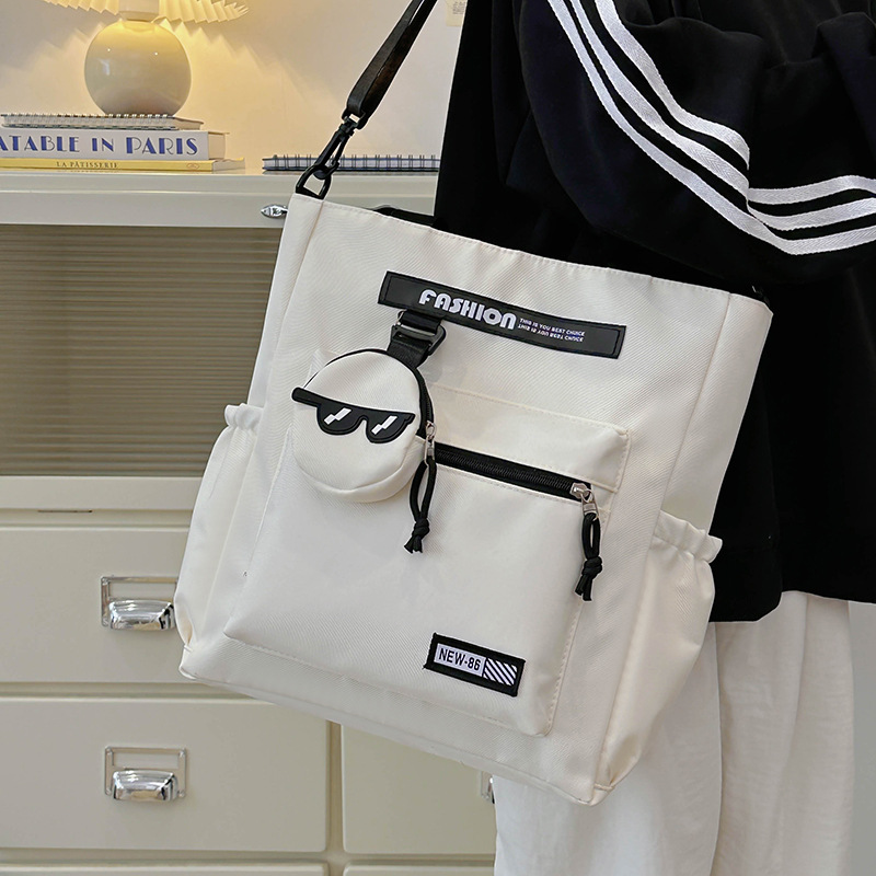 A large-capacity tote bag for college students' commuting to class, a new trendy single-shoulder bag for women in 2024, and a fashionable crossbody bag for men full figure