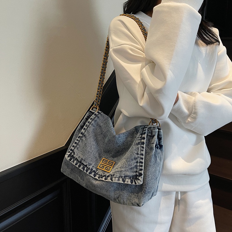 Fashionable large-capacity bag for women, 2025 summer new versatile chain shoulder bag, denim commuter tote bag full figure
