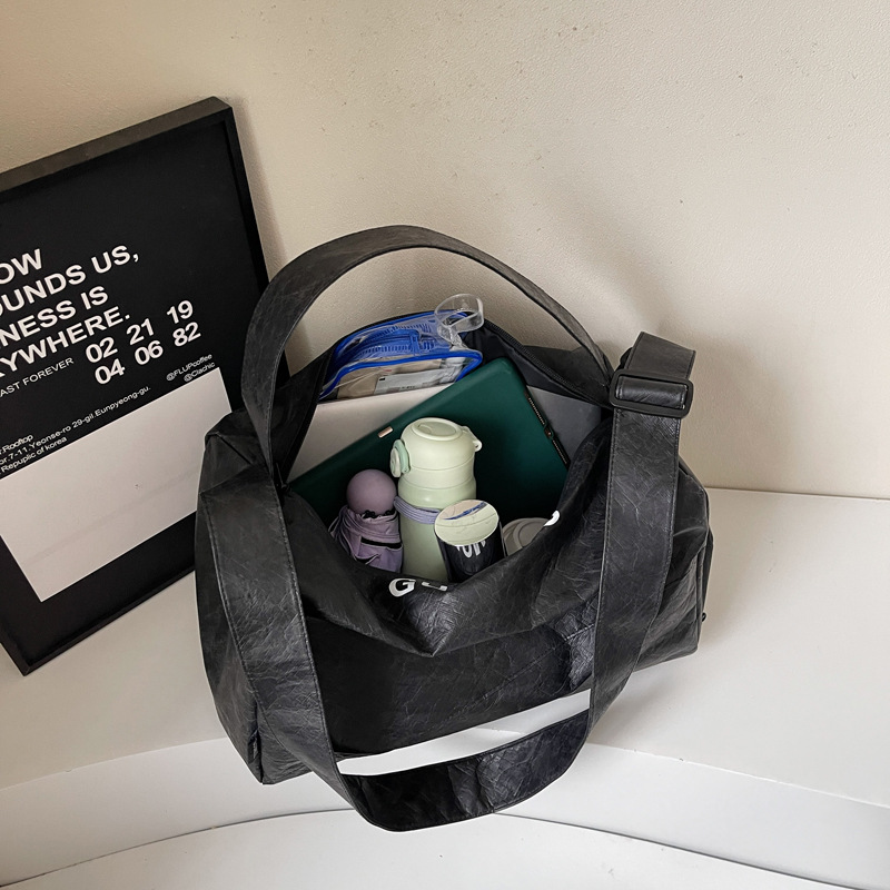 A new high-appeartion-level solid-color hand-held tote bag for women, a casual, simple and lightweight outdoor camping large-capacity crossbody bag Application Scenario