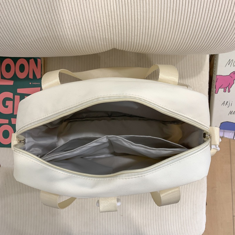 A cute Japanese girl with a small appetite, smudges a transparent pain bag. A student with a high level of appearance has a single-shoulder crossbody bag and a backpack for class Application Scenario