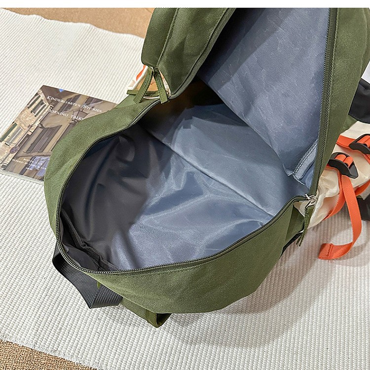 The 2025 new stylish and versatile large-capacity outdoor backpack is a lightweight commuting bag for college students and a simple and casual bag Application Scenario