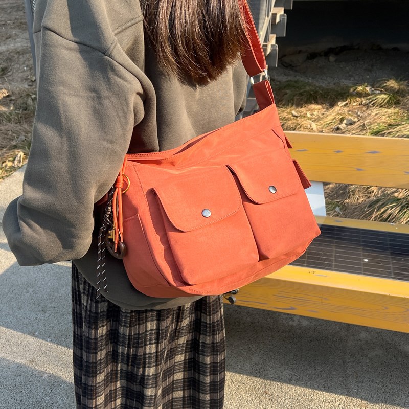The new Japanese-style canvas bag has a large capacity for work and outings, a high level of appearance, and is versatile for single-shoulder commuting. It is suitable for both boys and girls and is artistic details Picture