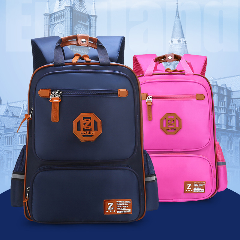 The new British-style backpacks for primary and secondary school students are large-capacity, featuring printed words and logos on both shoulders for boys and girls full figure