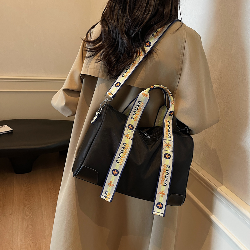 A lightweight, versatile and fashionable canvas single-shoulder travel bag for women, a new large-capacity crossbody Boston bag for autumn and winter 2024 details Picture