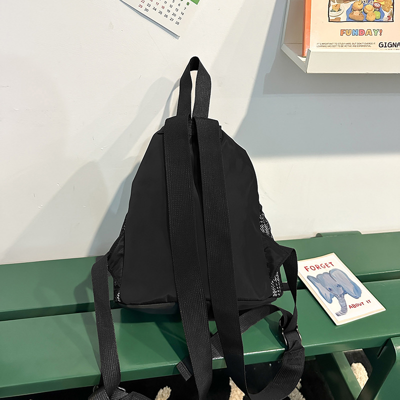 The design sense checkered schoolbag is a simple and versatile backpack for girls in junior and senior high school. It is also a high-appearance-level travel backpack for college students Specification drawing
