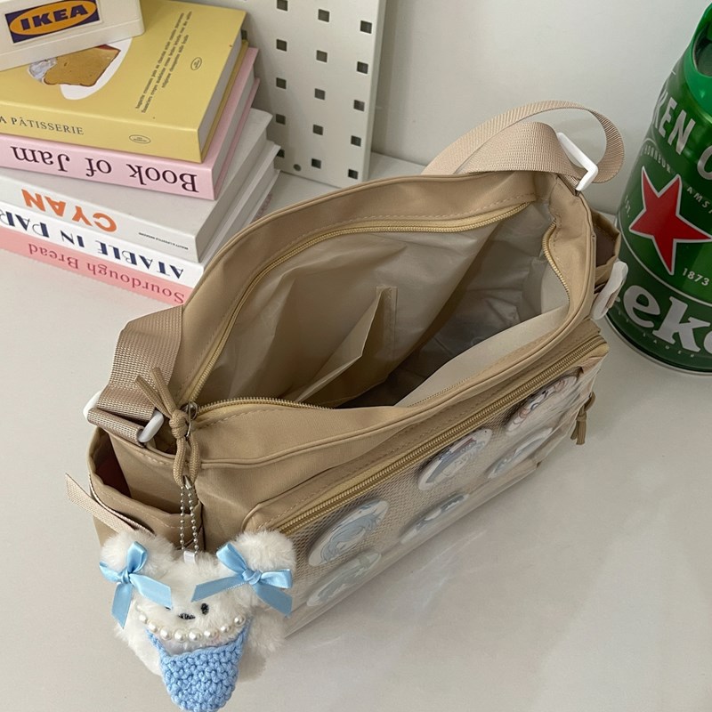 High appearance level, laid-back style, simple, large-capacity postman bag for women, transparent, smug, single-shoulder, popular travel canvas bag Application Scenario