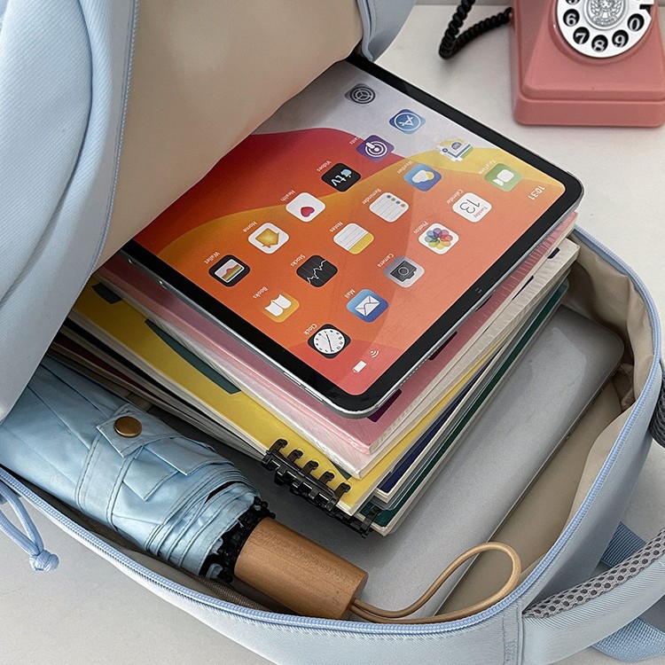 The new Japanese-style high-appearance-level schoolbag is a casual, simple, lightweight and versatile backpack for primary and secondary school students. It is suitable for commuting and has a large capacity Application Scenario