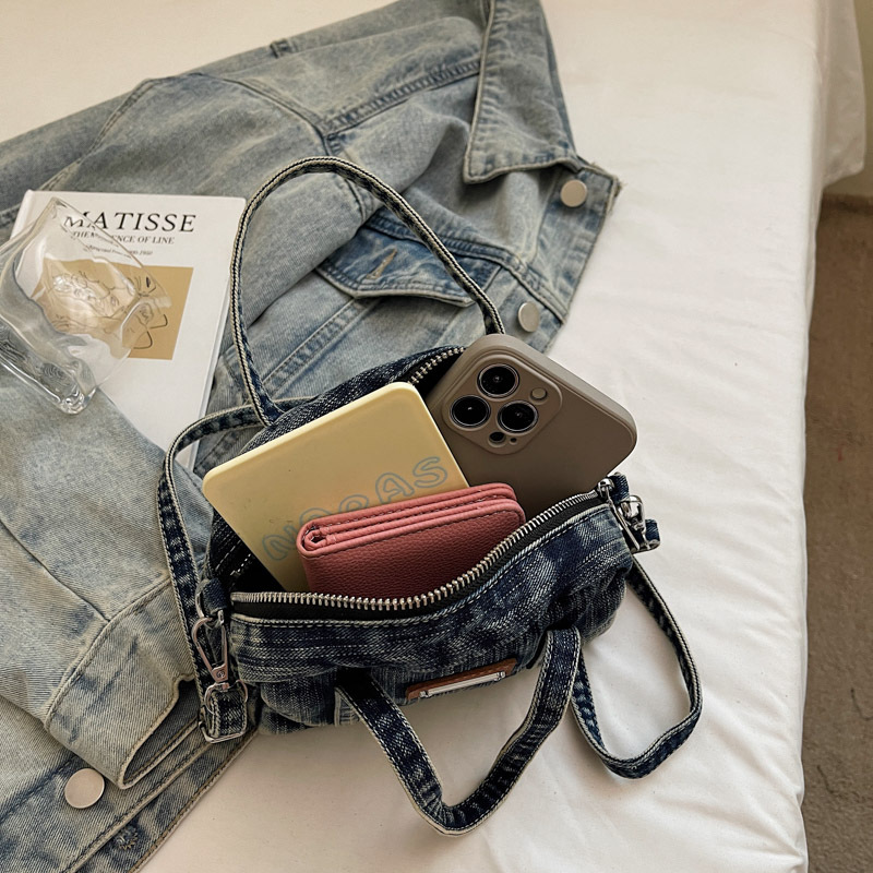 This new high-appeal, stylish Hong Kong trend brand denim bag is a casual, simple, versatile and lightweight crossbody bag for women Application Scenario