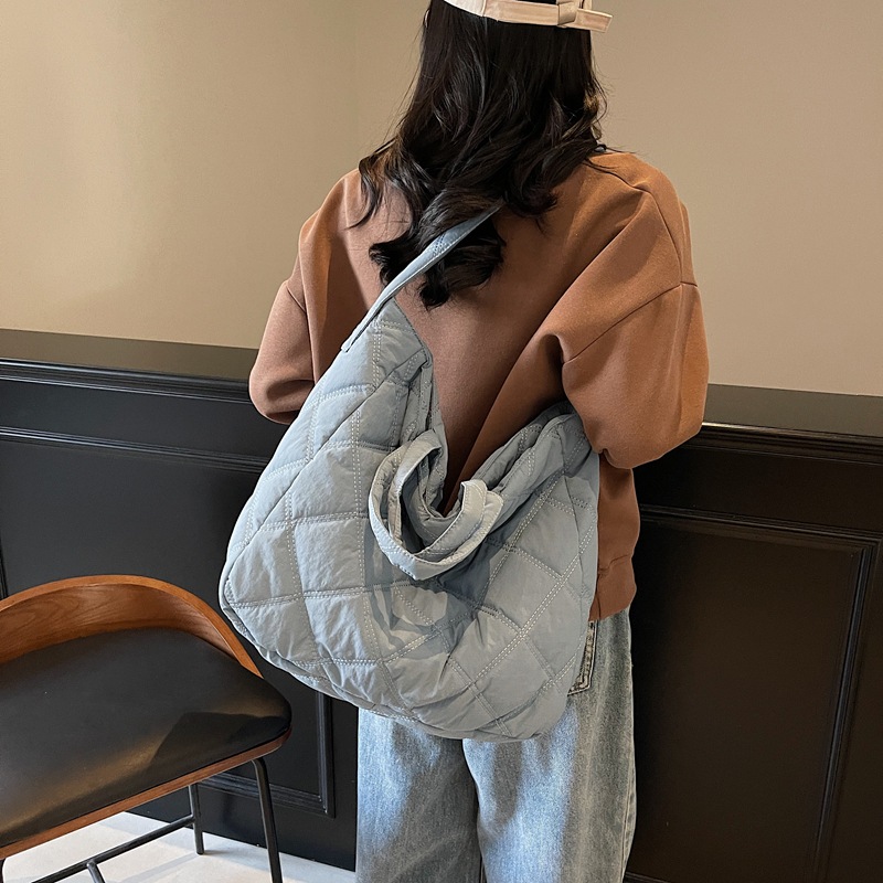 A new large-capacity embroidered thread handbag for women from a Japanese diamond-shaped tote bag, a versatile and fashionable crossbody bag for students full figure