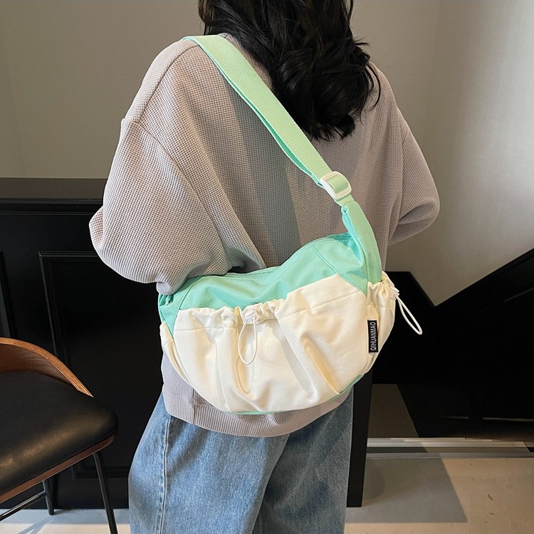 The pleated cloud bag is a new spring 2025 model for women, featuring a niche design. It comes in a dumpling bag and has a large capacity for commuting full figure