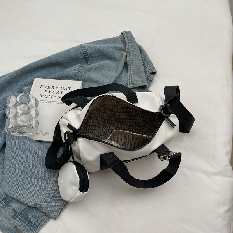 The new 2024 spring collection of popular hand-held pillow bags, casual shopping single-shoulder bags, women's trendy sports and fitness crossbody bags Application Scenario
