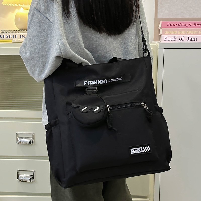 A large-capacity tote bag for college students' commuting to class, a new trendy single-shoulder bag for women in 2024, and a fashionable crossbody bag for men details Picture