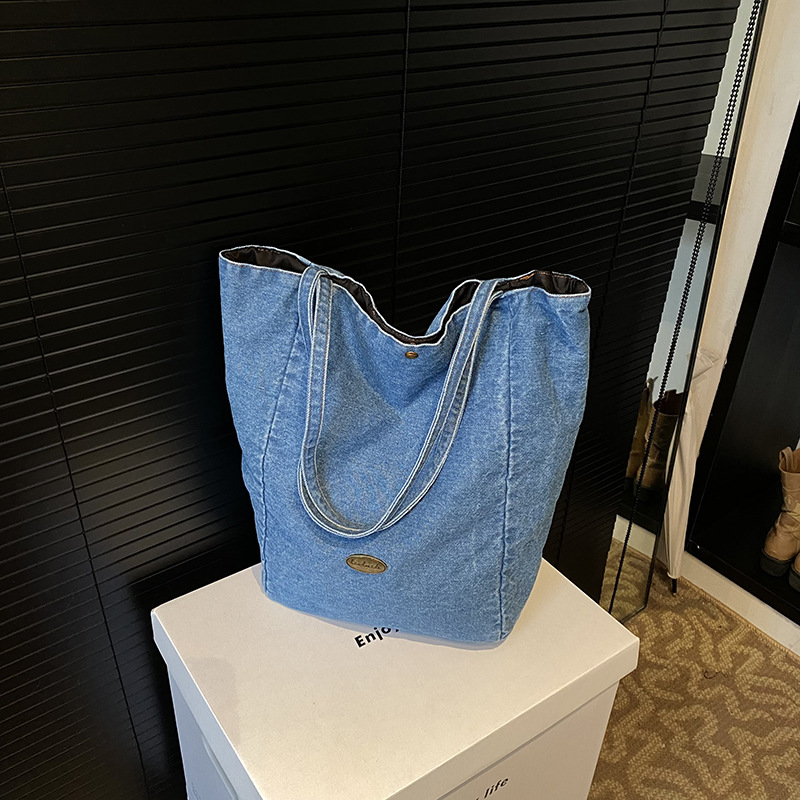 Denim bag for women's high-end look 2024 new autumn and winter versatile single-shoulder fabric bag for work and commuting ins tote bag Application Scenario
