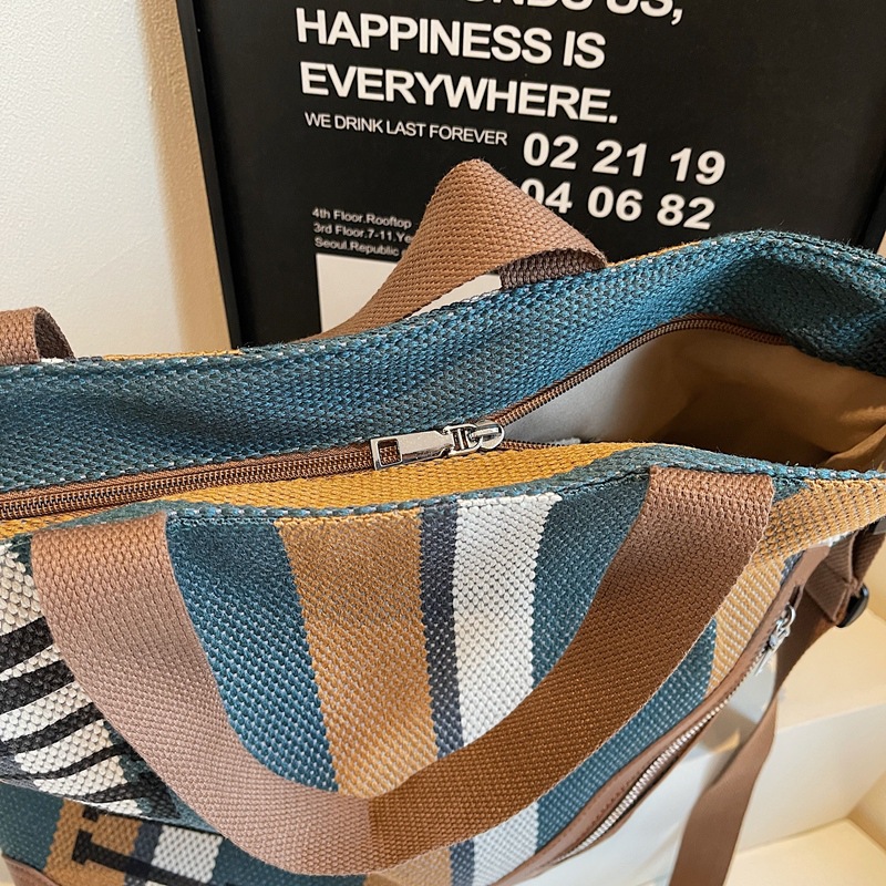Casual striped simple large-capacity bag for women 2025 new trendy and versatile ins commuter single-shoulder tote bag Application Scenario