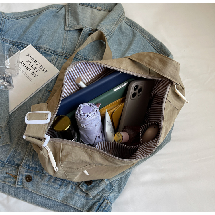 This year's popular bag 2025 new model: large capacity, high appearance level, sporty style, versatile for commuting, casual, single-shoulder dumpling Application Scenario