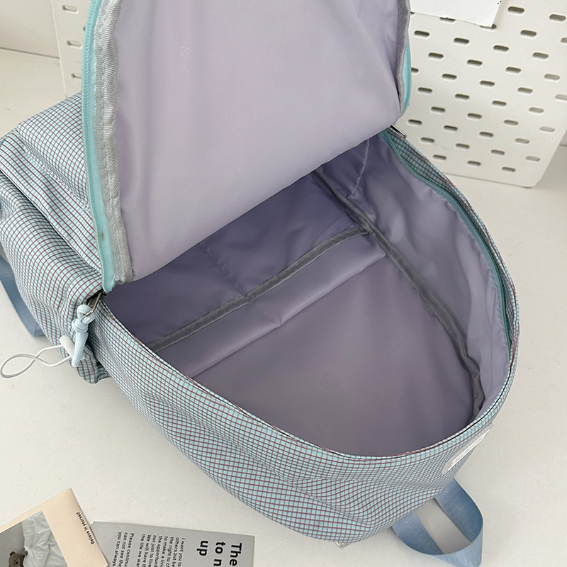 Spring/Summer 2025 fresh and clean college student checkered backpack, lightweight backpack, Japanese ins style, versatile backpack Application Scenario