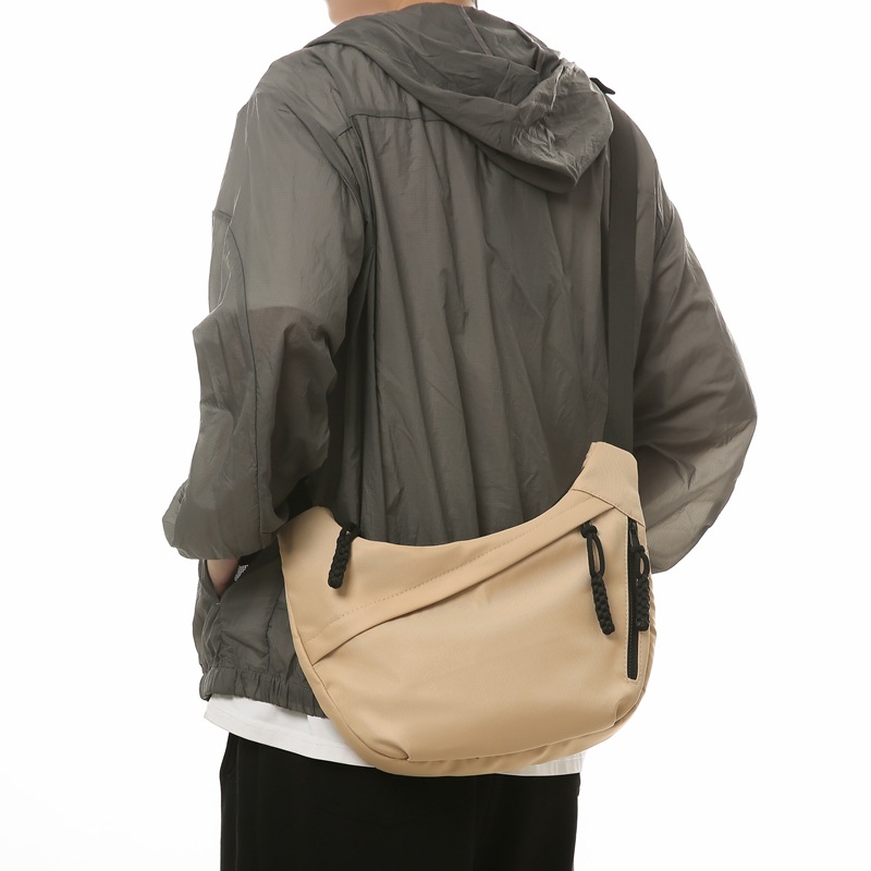 Trendy brand crossbody bag for men, Japanese solid color simple casual single-shoulder bag, large capacity lightweight messenger bag, commuting dumpling bag full figure