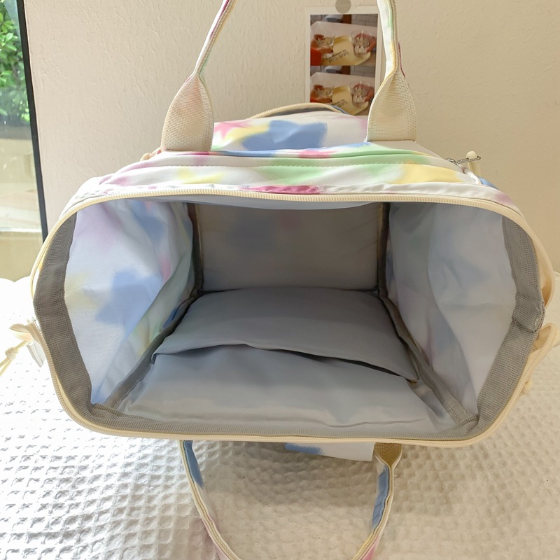 A new, versatile and simple backpack for girls in grades three to six in Spring/Summer 2025. It is a large-capacity backpack for junior high school students Application Scenario