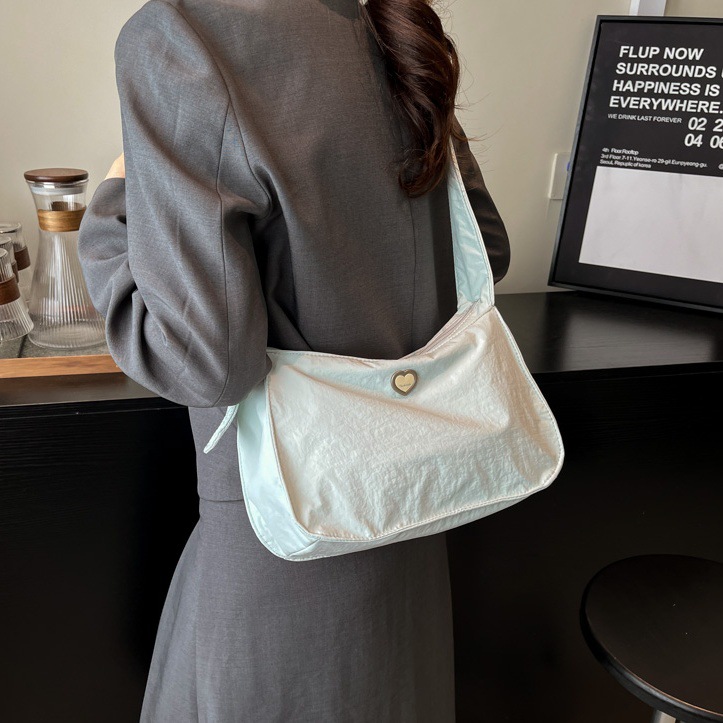 The 2025 new large-capacity, elegant underarm bag, single-shoulder bag, simple crossbody bag, fashionable and stylish solid-color commuting bag full figure