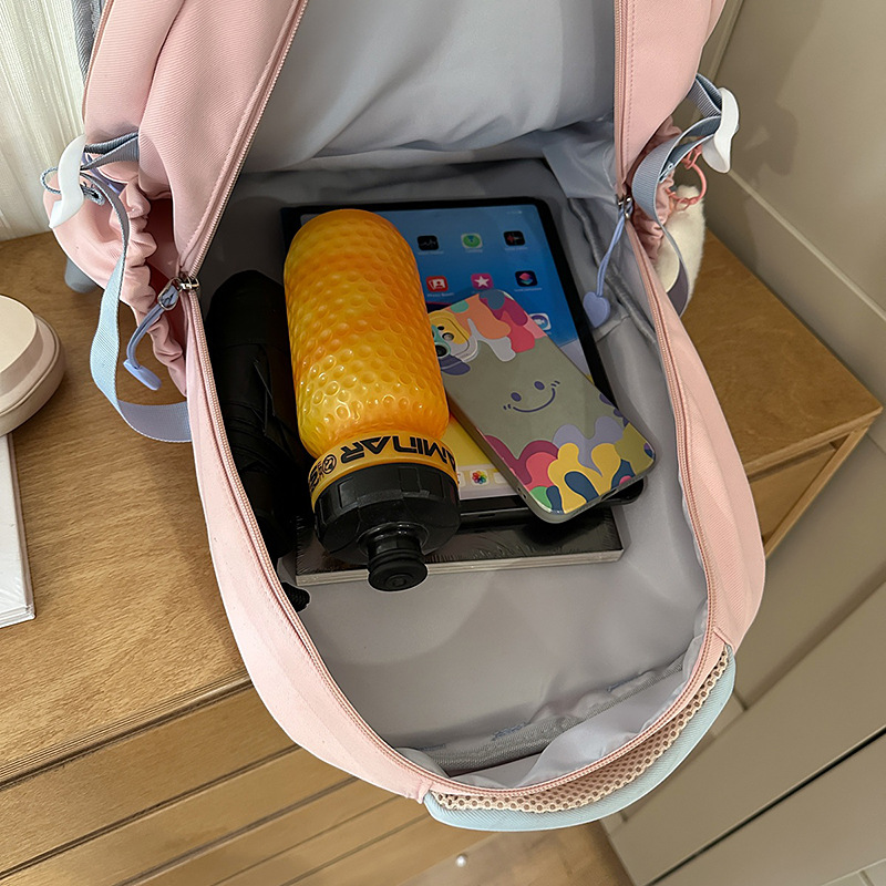 A new Japanese-style ins backpack with a high level of appearance, fresh and sweet, featuring a color-blocking and color-blocking design. It is a lightweight backpack for junior and senior high school students Application Scenario