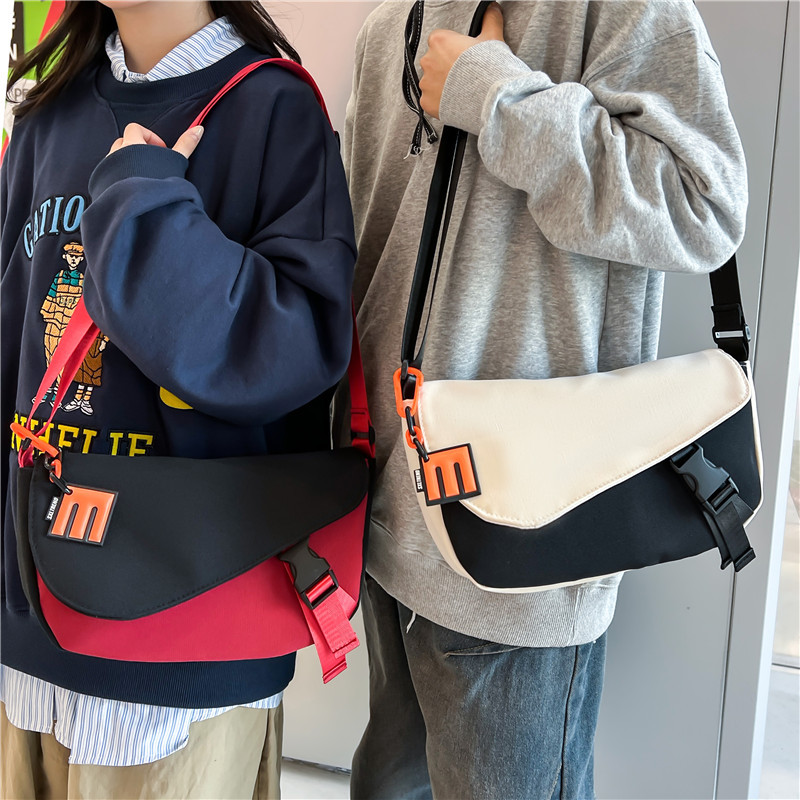 A new high-appearure-level fashionable messenger bag for both men and women, featuring simple color matching for casual commuting, large capacity and versatile single-shoulder crossbody full figure